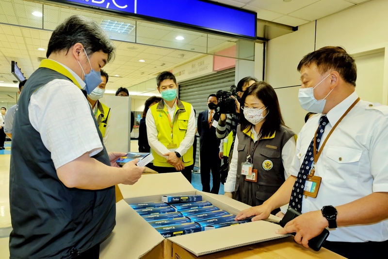 中央流行疫情指揮中心指揮官王必勝（左1）13日凌晨到桃機了解國門解封準備狀況。 (圖：中央社)