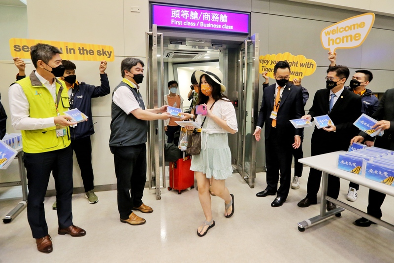 13日凌晨抵台的全球首發團為12日晚間搭乘台灣虎航從泰國廊曼機場（Don Mueang Airport）起飛的2個旅行團共計45人。 (圖：中央社)