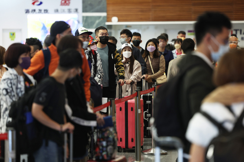 台灣邊境解封，桃園機場逐步恢復疫情前原來營運規模，圖為10月13日上午桃機第一航廈班機櫃檯，許多民眾推著行李排隊等候辦理登機手續。(資料照片/中央社)