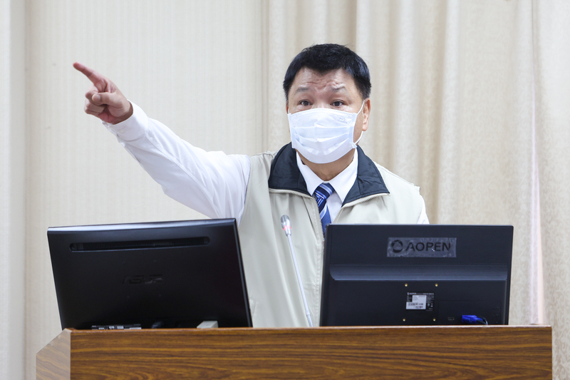 行政院日前首度召開「推動轉型正義會報」。退輔會副主委李文忠13日在立院答詢指出，退輔會未受邀參與會報，他認為轉型正義要支持，但他個人已多次表達反對拆除銅像的立場，包括中正紀念堂拆除銅像他也反對。 (圖：中央社)