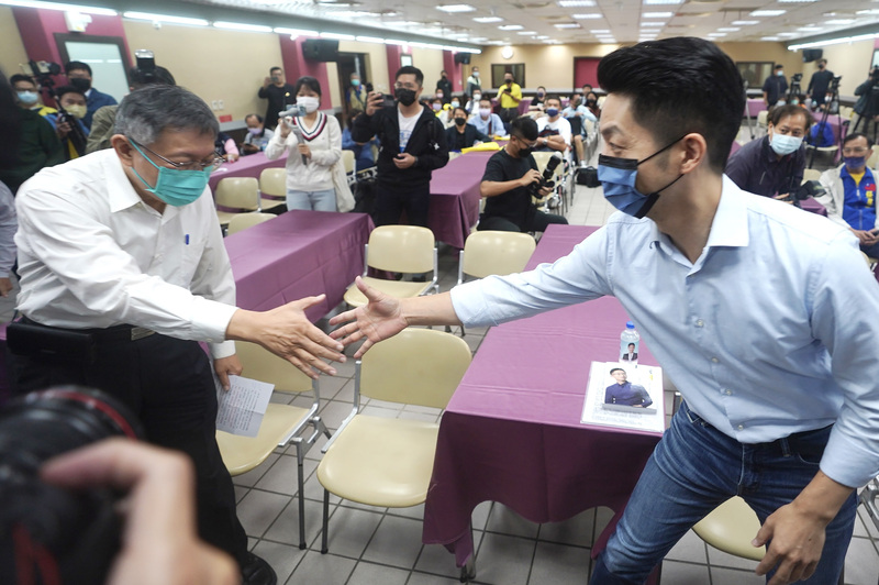 蔣萬安5日與柯文哲會面談交接，確保無縫接軌。台北市長柯文哲（左）、國民黨台北市長參選人蔣萬安（右）(圖：中央社／資料照)