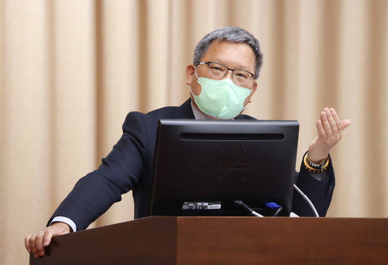 立法院財政委員會13日審查112年度中央政府總預算案，財政部長蘇建榮列席備詢；他指出，中央111年度實質還本將達新台幣1500億元，創新高。(圖：中央社)