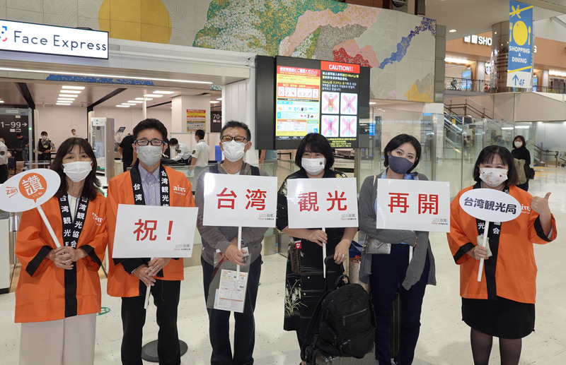 13日解封後訪台的首發團當中，日本的立花女士（右3）說，現在最想的就是享受「台灣空氣」。(圖：中央社)