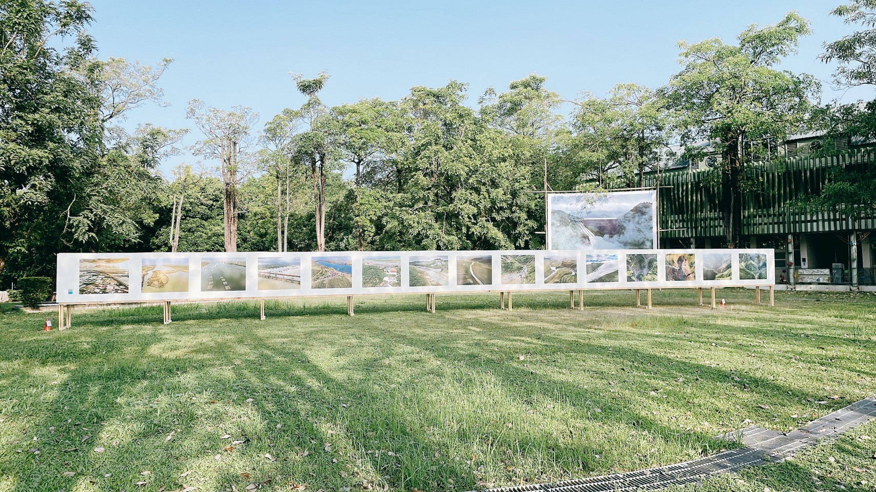 經過 3 年的長期踏查蹲點，「2022 Mattauw 大地藝術季：曾文溪的一千個名字」將於 2022 年 10 月 15 日至 2023 年 1 月 29 日展出。圖為張景泓〈逐流〉。（台南市文化局、宜東文化提供）