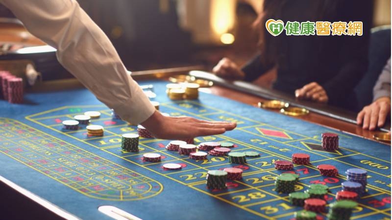 在嗜賭症的病患身上，會發現他們在停止賭博時，會出現焦慮、易怒等類似物質成癮戒斷的症狀。(圖：健康醫療網 提供)