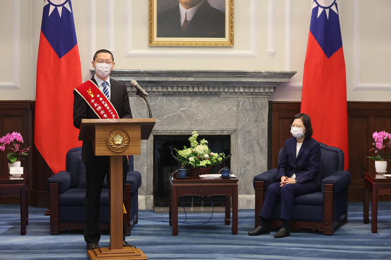 總統蔡英文（右）14日在總統府接見第60屆十大傑出青年當選人，當選人高國興（左）致詞表示，會為國家盡一份心力，將正的能量傳遞下去。 (圖：中央社)