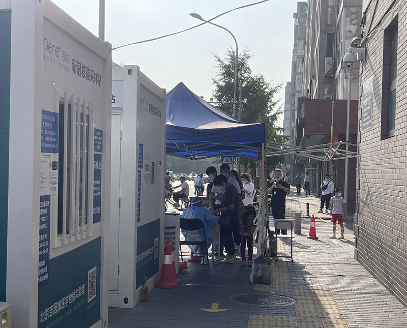 圖為北京市東城區民眾排隊受測的核酸檢測站。 (圖：中央社)