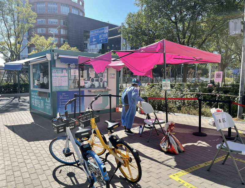 在嚴厲的「動態清零」防疫政策下，中國各地紛紛規定民眾必須在2至3天接受1次核酸檢測，使各大小城市及鄉間滿布核酸檢測站。圖為北京市觀光地標前門一帶設置的核酸檢測站。(圖：中央社)