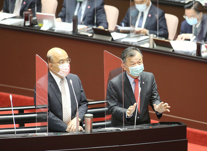 立法院會14日邀請行政院長蘇貞昌（左）率部會首長進行施政報告並備質詢，有立委關心中共20大後兩岸局勢，陸委會主委邱太三（右）上台與蘇貞昌一同接受質詢。 (圖：中央社)