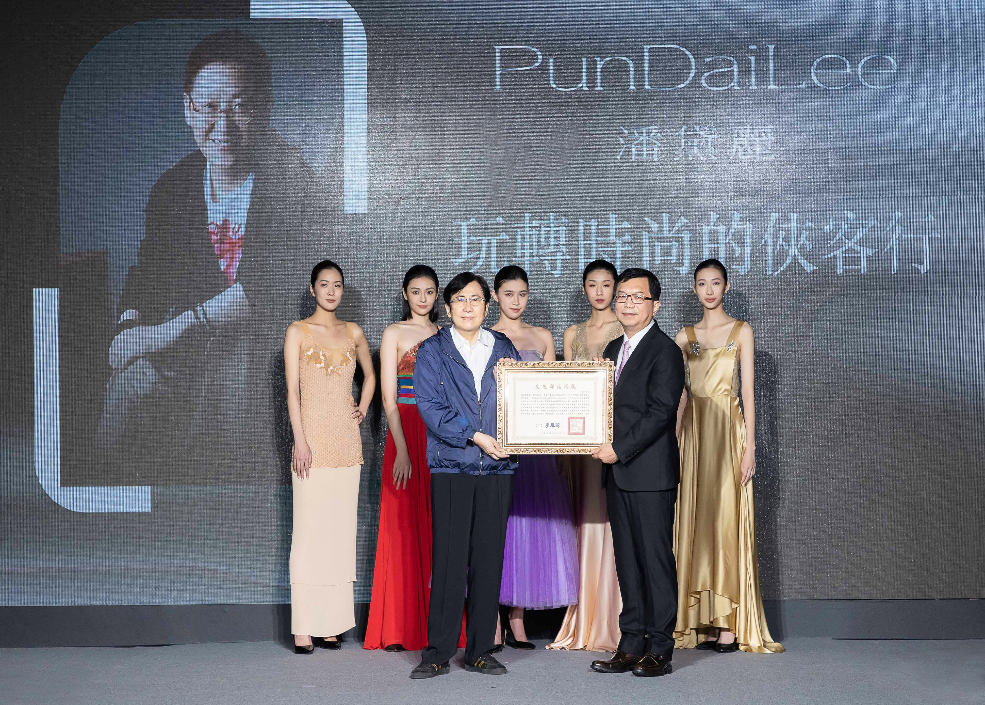 文化部次長李連權(右)頒贈旌揚狀，由杜牧企業負責人蕭美季(左)代表受贈。(文化部提供)