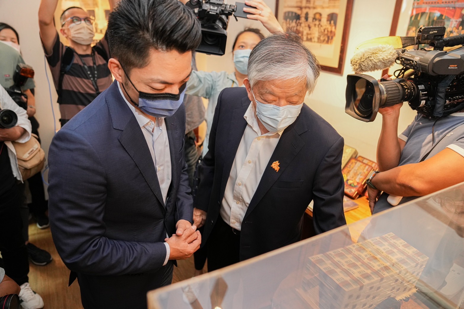 蔣萬安(左)14日向義美總經理高志明(右)請益，並一同參訪渭水驛站。(蔣萬安競辦提供)