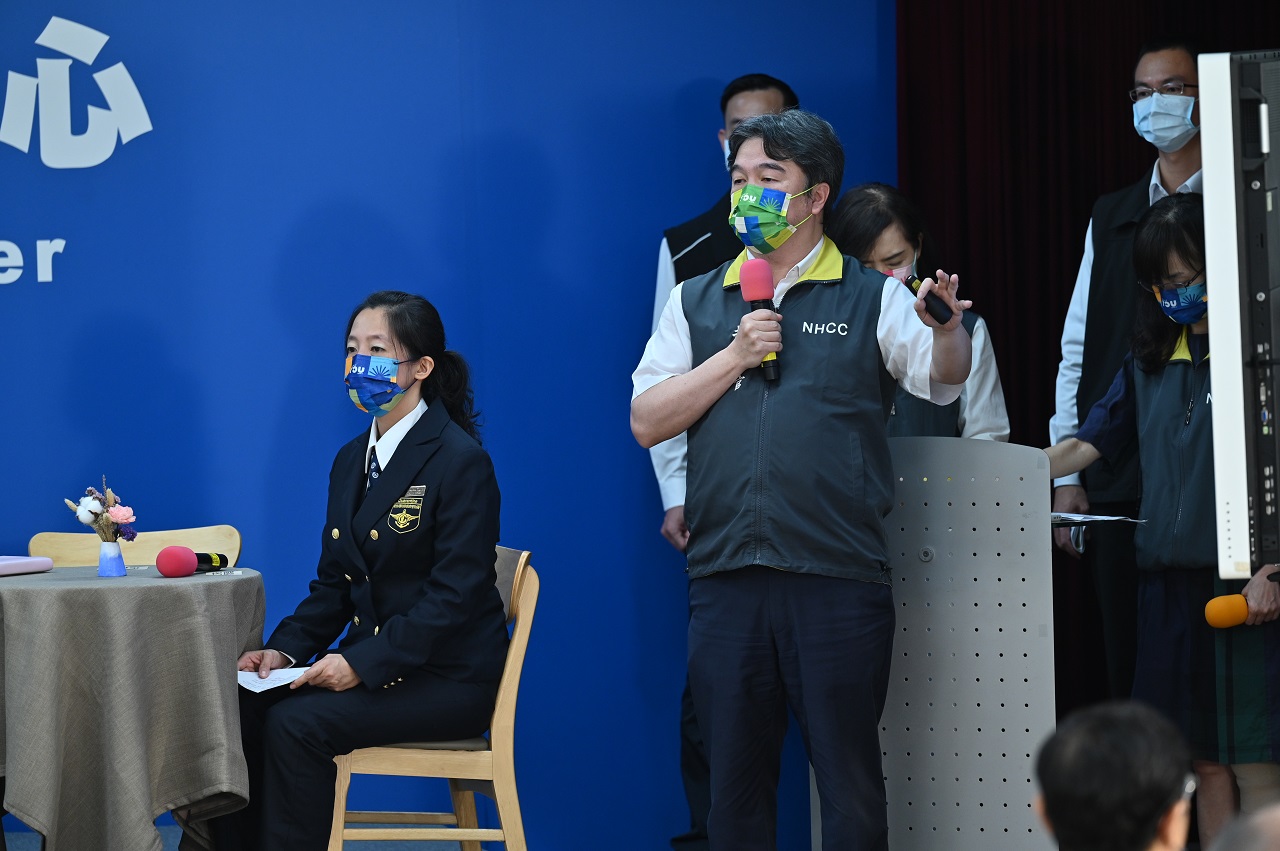 防疫指揮官王必勝坦承防疫期間最後悔的一件事，就是在武漢包機時沒有穿上尿布。(指揮中心提供)