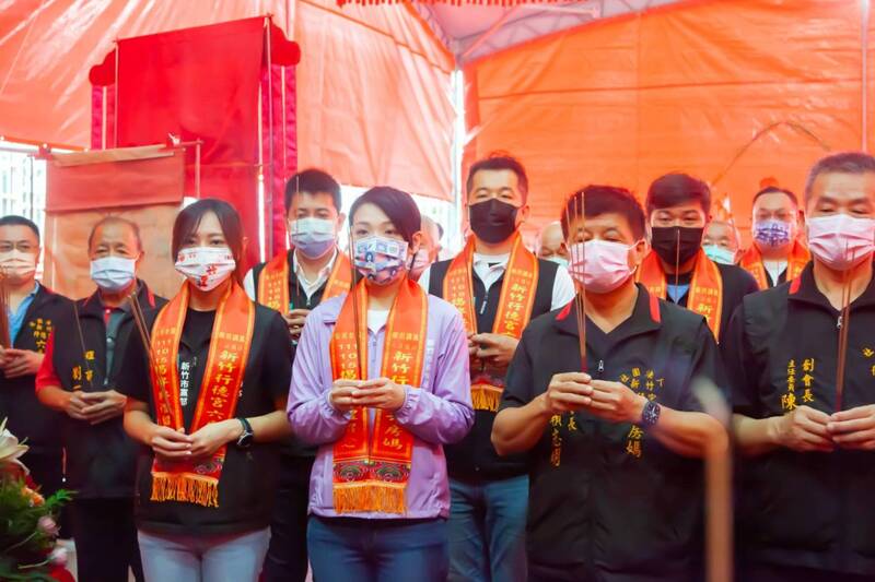 民眾黨新竹市長參選人高虹安（前右3）15日出席新竹行德宮六房媽揭牌典禮，在廟方人員等陪同下參香祈福。（高虹安競選團隊提供） (圖：中央社)