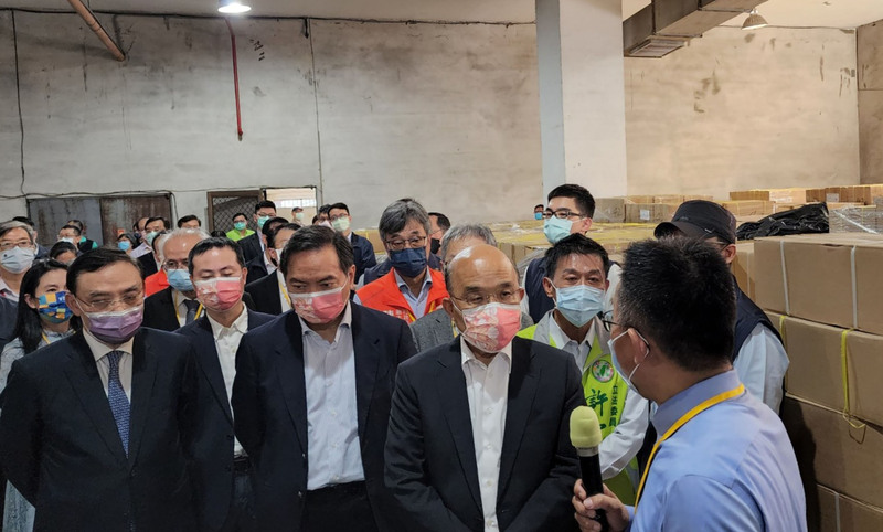 橋頭地檢署偵破中國茶葉洗產地混充台灣茶案，行政院長蘇貞昌15日南下高雄南區大型贓證物庫，視察查扣的中國茶葉，並聽取相關簡報。(圖：中央社)