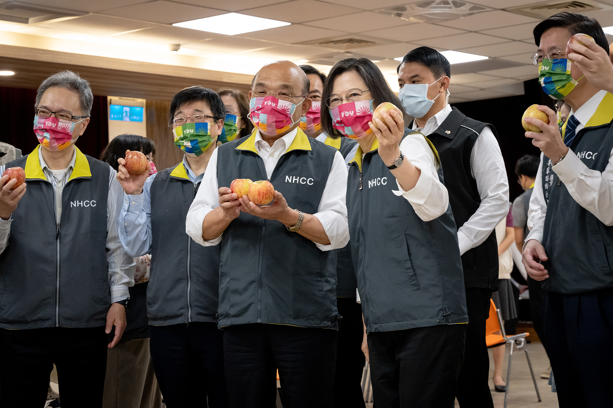 行政院長蘇貞昌15日陪同蔡英文總統出席中央流行疫情指揮中心舉行的「COVID-19防疫1千天-千錘百鍊 蘋安幸福」活動。 (圖:總統府)