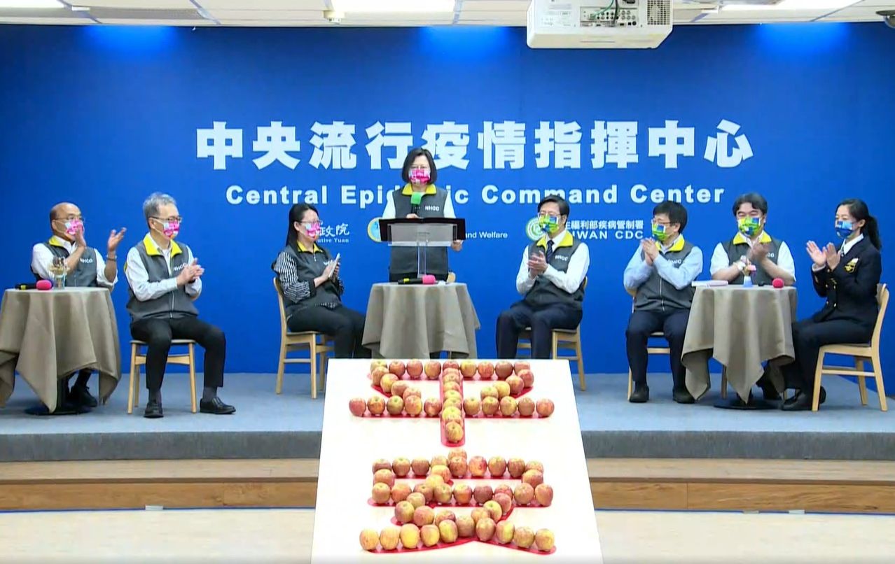 蔡英文總統15日出席COVID-19防疫1000天「千錘百鍊‧蘋安幸福」活動。 (圖:翻拍自總統臉書直播)