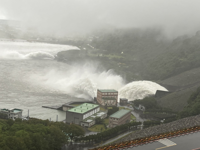 北區水資源局指出，石門水庫截至16日上午7時，累計降雨量達193毫米，已超過245公尺滿水位，為安全考量，上午7時30分開(啟)溢洪道洩洪。（北區水資源局提供）(圖：中央社)
