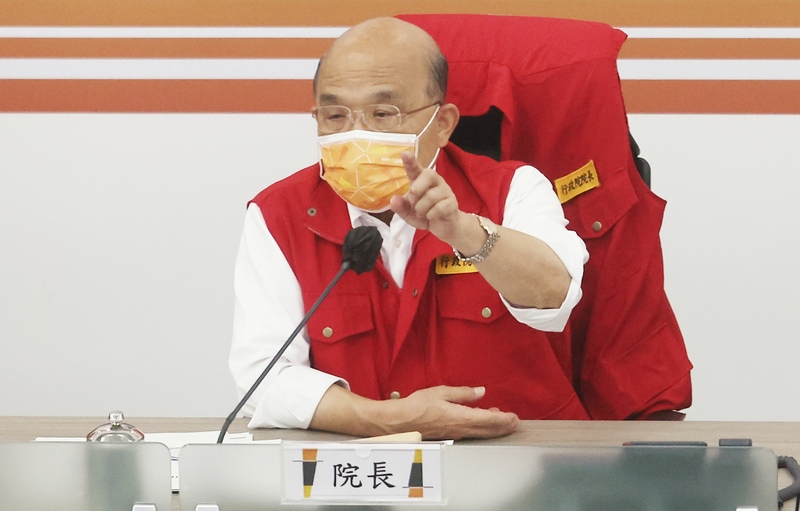 行政院長蘇貞昌有鑒於北部與東北部地區下午雨勢增強，臨時取消下午至晚間原訂行程，緊急改於下午2時到中央災害應變中心視察。(圖：中央社)