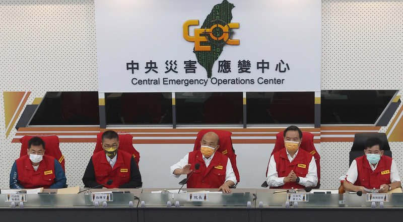 行政院長蘇貞昌（中）蘇貞昌表示，內政部於第一時間就嚴密監測災情狀況，並開設中央災害應變中心的做法很正確，應該肯定，特別是警政署、消防署第一線人員迅速上傳清楚照片，是很大的進步。(圖：中央社)