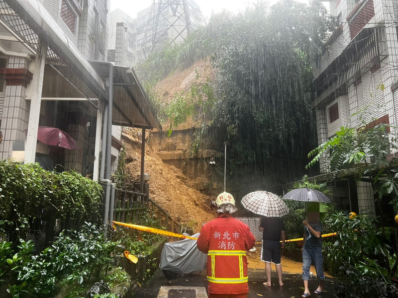 颱風尼莎共伴東北季風帶來豪雨，新北市汐止區伯爵山莊社區16日出現土石流與土石崩落。（翻攝照片） (圖：中央社)