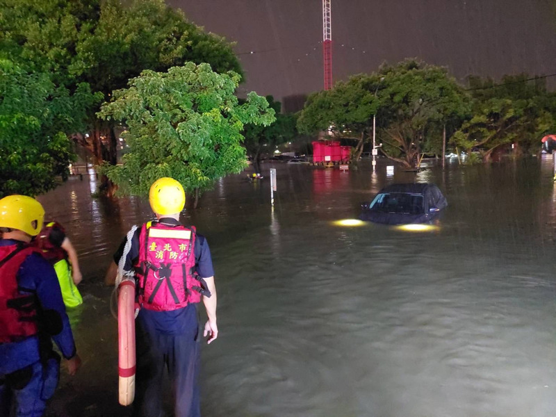受颱風尼莎及共伴效應影響，多處豪雨成災。台北市士林區通河街堤外停車場16日晚間瞬間積淹水，北市警消獲報，有部分民眾因此受困，立即派員到場救援。（翻攝照片） (圖：中央社)