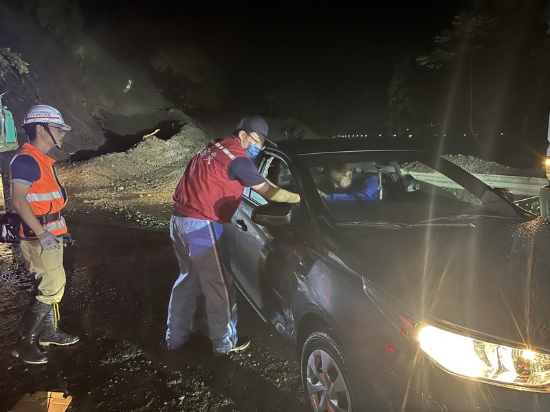 颱風尼莎環流夾帶豪雨侵襲北台灣，台7線北橫宜蘭16日多處道路發生坍方，人車受困，交通部公路總局派員連夜搶救，包括88車及254人已於17日清晨全部脫困。（公路總局提供） (圖：中央社)