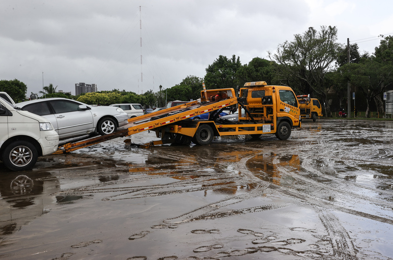 尼莎颱風外圍環流帶來大雨，台北市三腳渡堤外停車場出現淹水情形，17日拖吊業者協助民眾把泡水車輛送去維修檢查。 (圖：中央社)