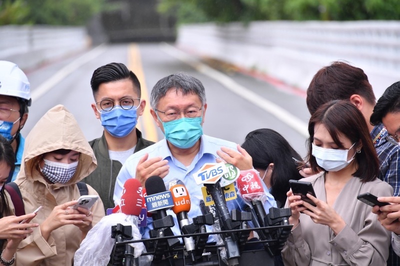 台北市因豪雨出現多起災情，市長柯文哲未在第一時間北返坐鎮引發爭議，柯文哲（前中）表示，作秀是很重要的工作，今天就出來給大家看一看。（台北市政府提供）(圖：中央社)