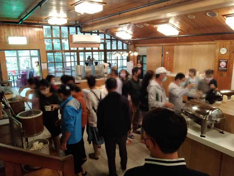 宜蘭連續強降雨，台7線多處坍方道路受阻，逾300人受困明池山莊。(力麗馬告生態園區提供／中央社)