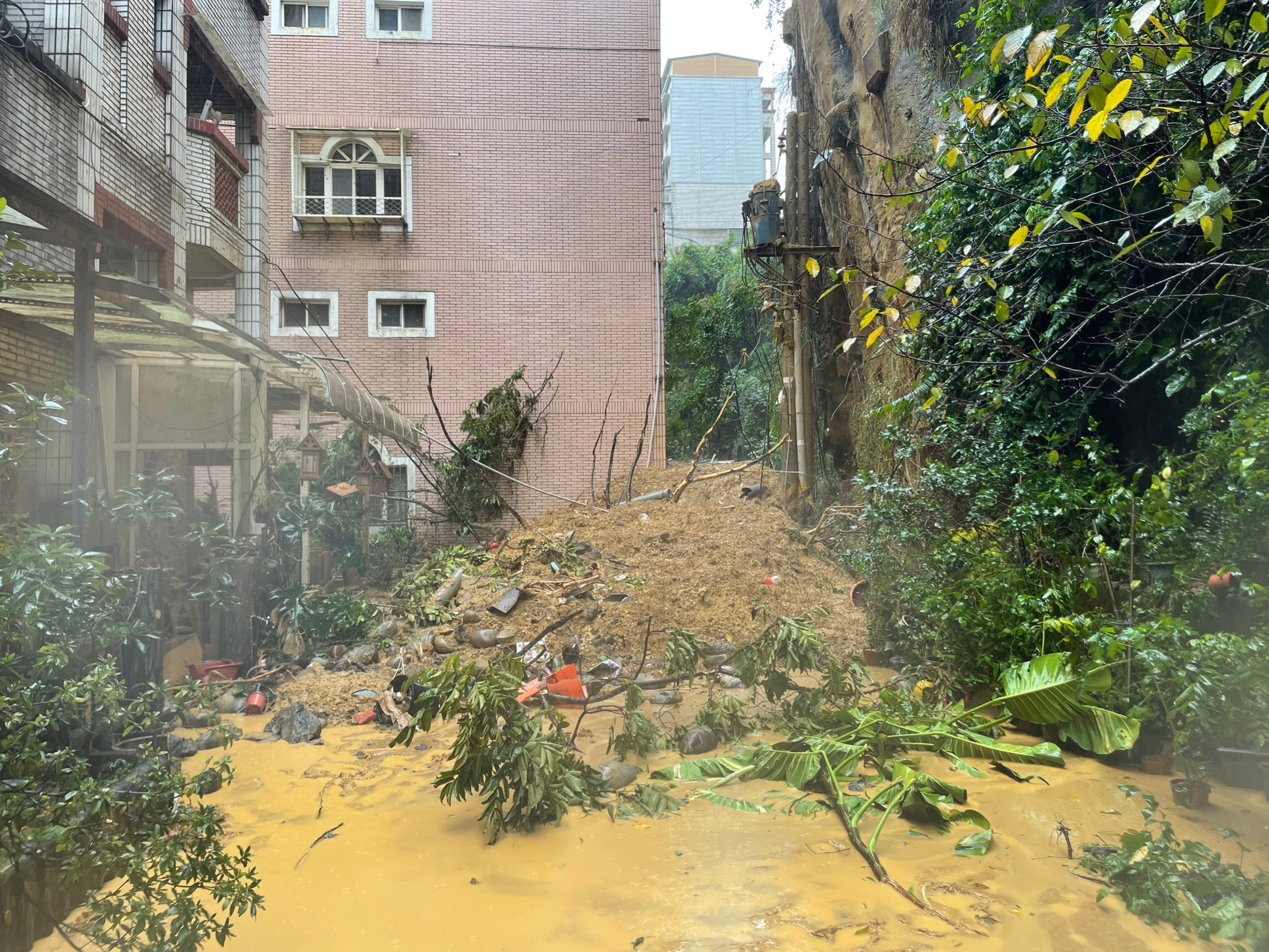 汐止伯爵山莊因大雨發生土石流災害。(新北市消防局提供)
