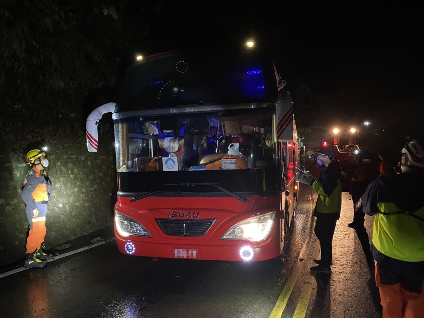 宜蘭縣大同鄉16日土石流造成台7線部分道路坍方，人車受困。公路總局於半夜先搶通便道疏散車輛，17日1時10分順利撤離現場297人。(災害應變中心提供)
