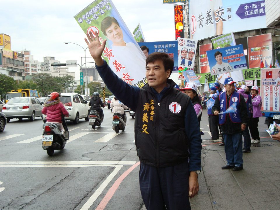 台北市內湖區文德路一棟建物17日下午5時許有男子墜樓，現場無呼吸心跳，警消獲報後協助送醫搶救仍不治，據了解，男子為前立委黃義交。(資料照/黃義交臉書)