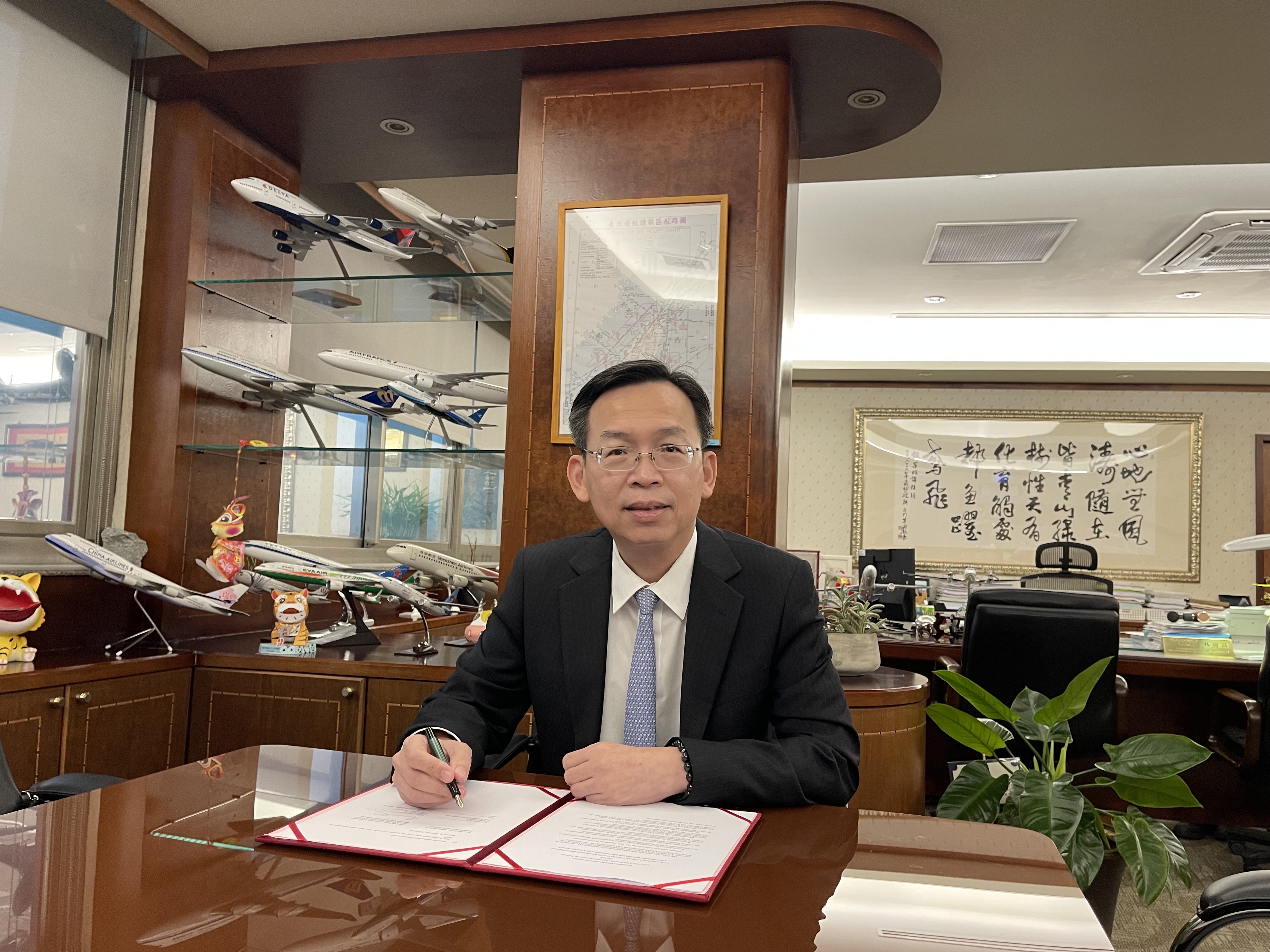 「台英雙邊促進航空安全工作協議」原本規劃由我民航局長林國顯赴英國實地簽署，但因疫情及立法院開議考量，改為異地換文方式辦理簽署，由英國民航局長Mr. Richard Moriarty先於倫敦簽署後，再航郵來台，並於18日在台北完成簽署後生效，為雙方適航合作立下新的里程碑。(民航局提供)