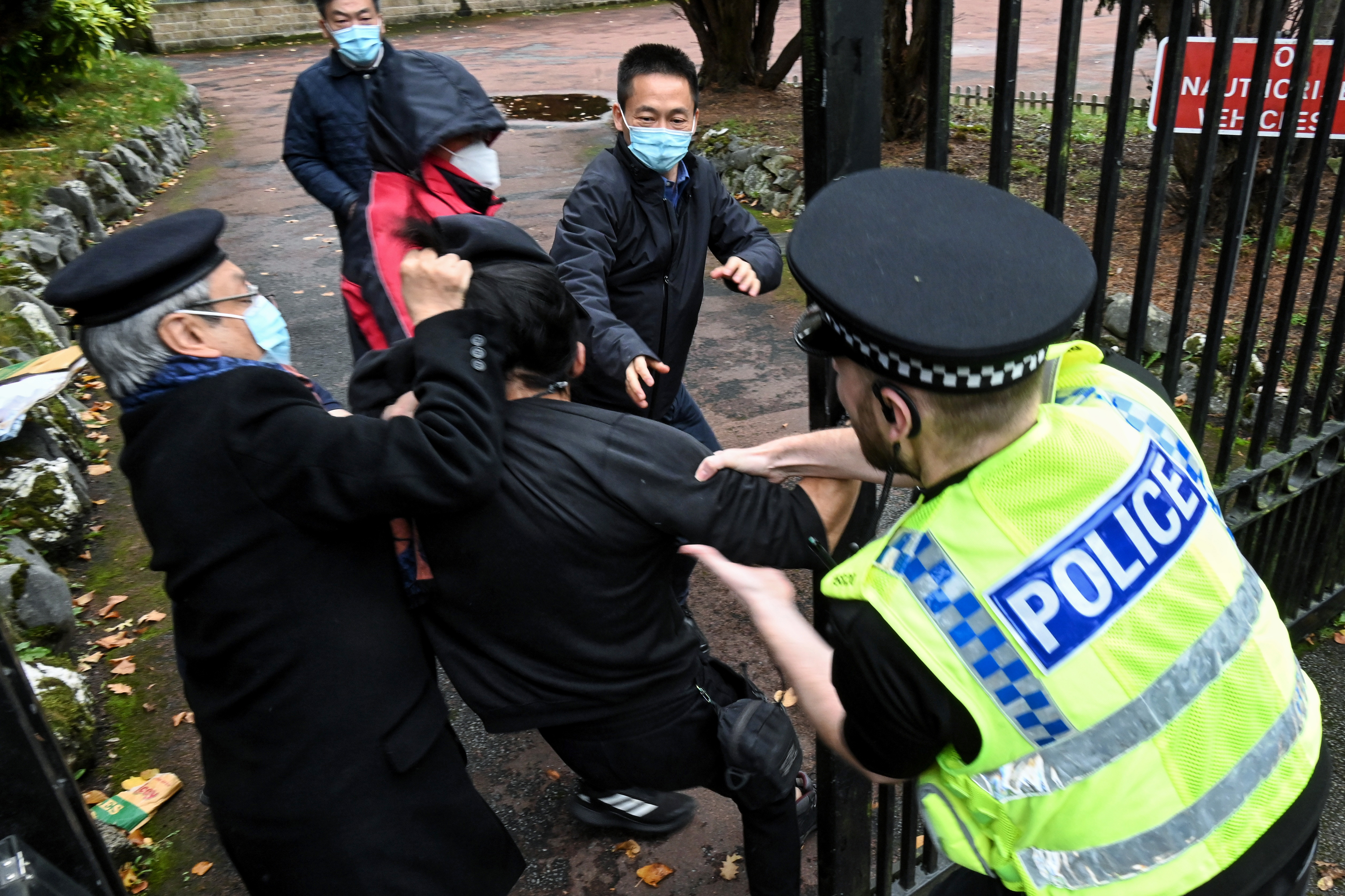 數名旅英港人16日在中國駐英國曼徹斯特總領事館外抗議，竟遭暴力相向。(AFP)