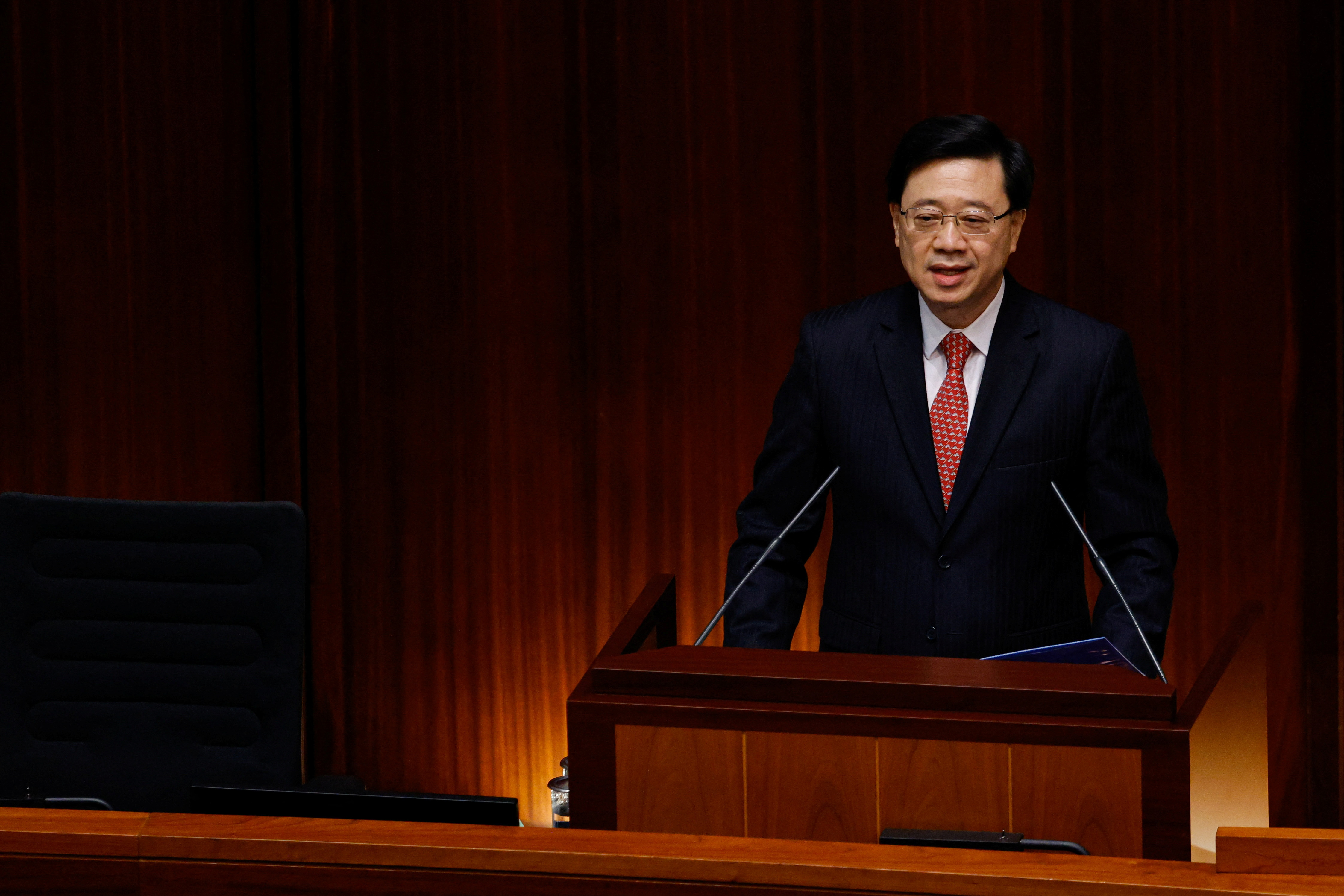 香港特首李家超19日在立法會發表上任以來首份施政報告。 (路透社/達志影像)
