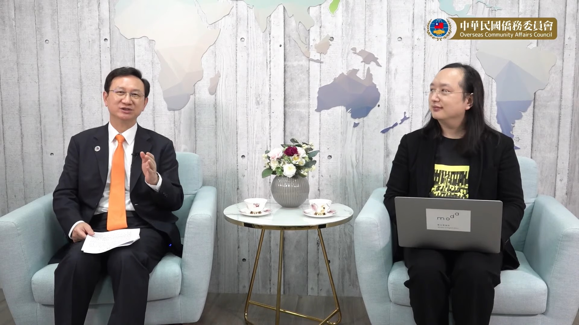 僑委會委員長童振源在「部長講堂‧與僑胞有約」直播節目中與數位發展部部長唐鳳對談。(圖截自《部長講堂．與僑胞有約》節目)
