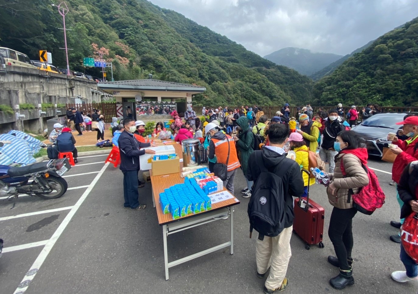 明池山莊受困遊客19日由警消護送往桃園分批下山，已協助187人脫困，續留工作人員將自行下山。(圖:林姿妙臉書)