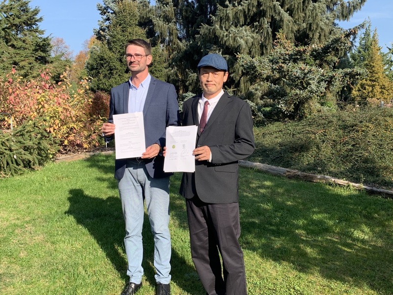 布拉格植物園長傑尼（Bohumil Černý，左）與林業試驗所植物園組長董景生（右）17日簽署合作備忘錄。（駐捷克代表處提供） (圖：中央社)