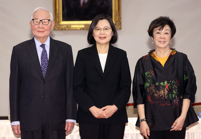2022亞太經濟合作會議（APEC）經濟領袖會議將在11月18日至19日於泰國曼谷舉行。總統蔡英文（中）20日上午宣布由台積電創辦人張忠謀（左）再度出任領袖代表。右為張忠謀妻子張淑芬。 (圖：中央社)