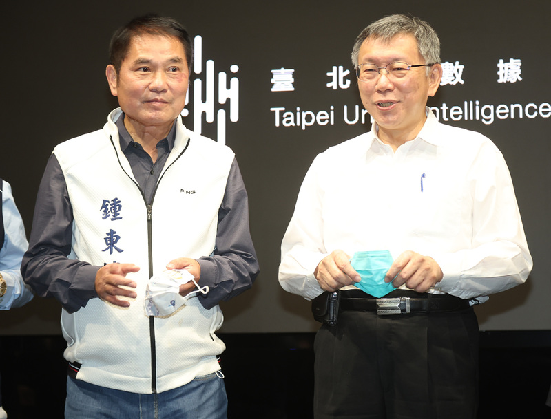 無黨籍苗栗縣長參選人鍾東錦20日與台北市長柯文哲同台，引發「黑白配」質疑聲浪。(圖：中央社)