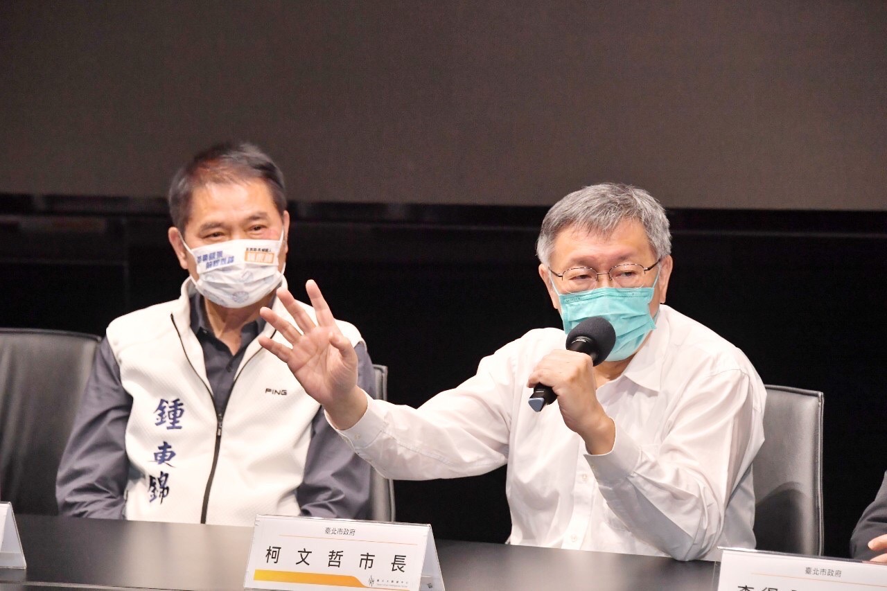 無黨籍苗栗縣長候選人鍾東錦(左)20日拜會台北市議會及市政府，與台北市長柯文哲同台。(北市府提供)