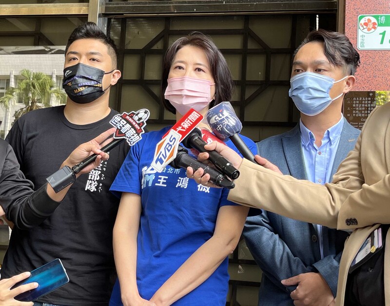 台北市議員王鴻薇 (中) (資料照片/中央社)