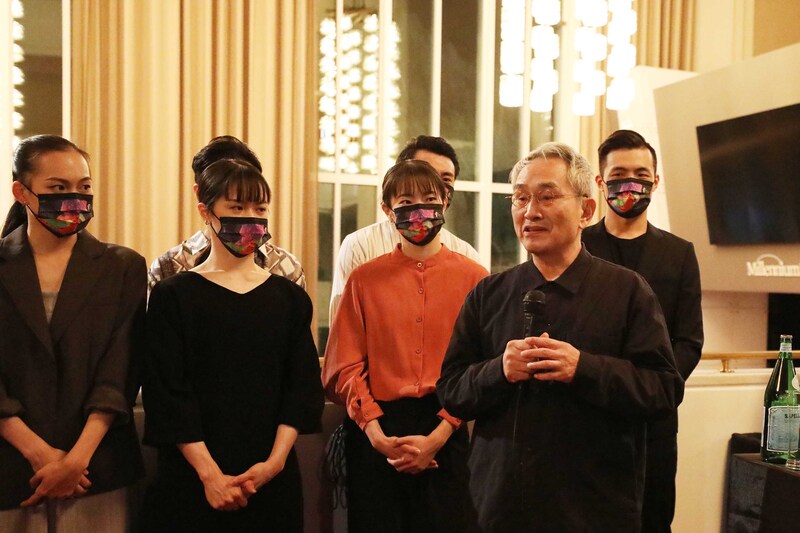 雲門舞集創辦人林懷民（前右1）20日表示，這是雲門第4度在華府甘迺迪中心表演，盼透過台灣獨特舞蹈動作，講述台灣土地、人民的故事。 (圖：中央社)