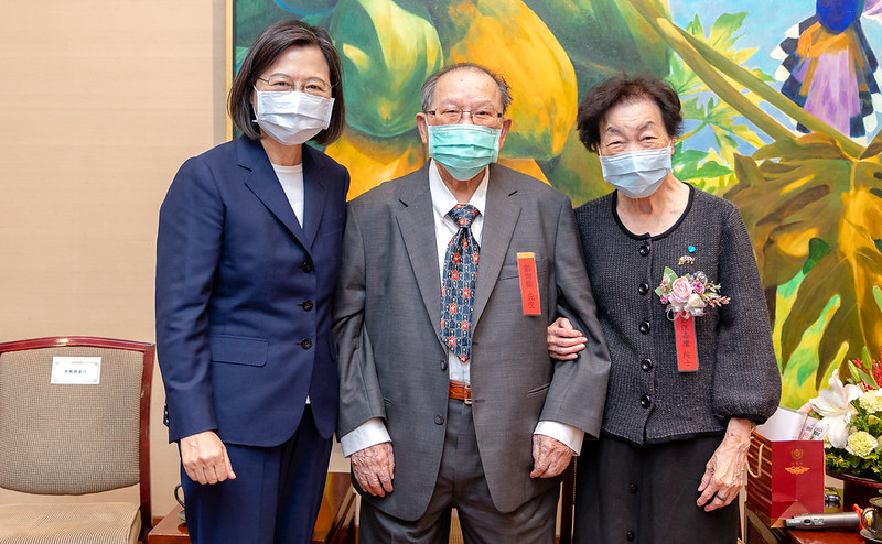 蔡英文總統21日接見醫療奉獻獎得獎人及家屬。(圖:總統府)