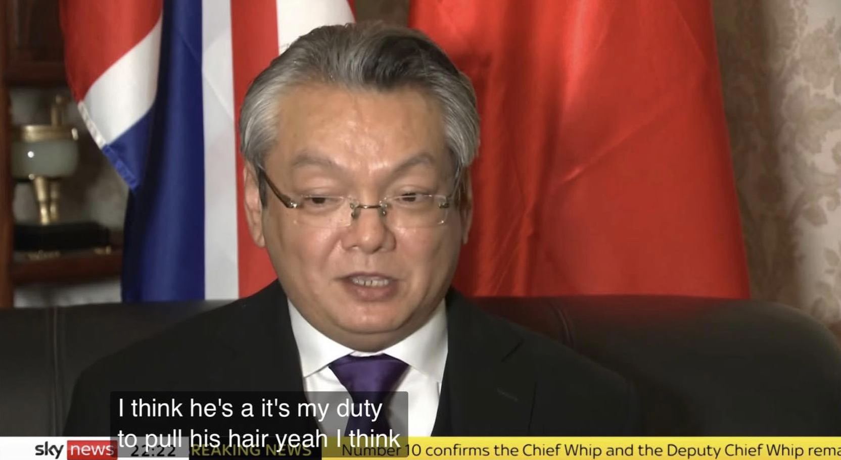 中國駐英國曼徹斯特總領事鄭曦原受訪表示，拉扯示威港人的頭髮是他的職責。(圖：截自Sky News)