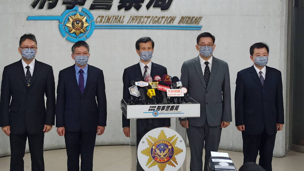 警政署刑事警察局21日召開記者會，宣示全國擴大掃黑肅槍無期限。左起為刑事局反黑科科長柯志仁、副局長黃建榮、局長李西、 副局長邱紹洲與偵查科科長王耀輝。(林詠青 攝)