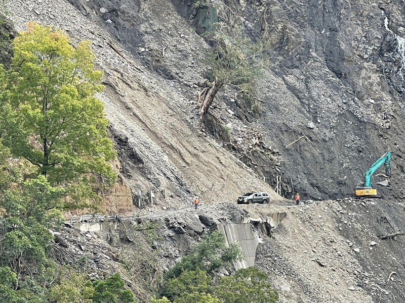 經過連續幾個周末假期的超大豪雨襲擊，台灣東北部許多山區道路，尤其是北橫公路台7線和中橫公路台8線飽受重創。(圖:中央社)