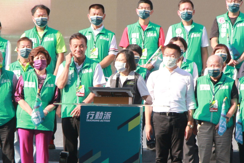 民進黨台中市長參選人蔡其昌（前右2）22日舉辦競選總部成立大會，身兼民進黨主席的總統蔡英文（前中）到場力挺。 (圖：中央社)