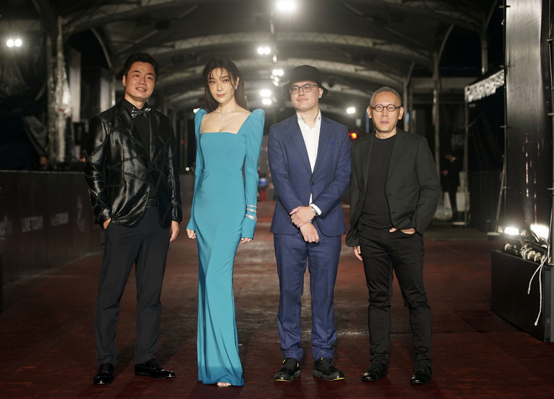 第57屆電視金鐘獎戲劇類頒獎典禮前星光大道盛大展開，將角逐本屆迷你視后的蔡淑臻（左2）與團隊一同走紅毯。 (圖：中央社)