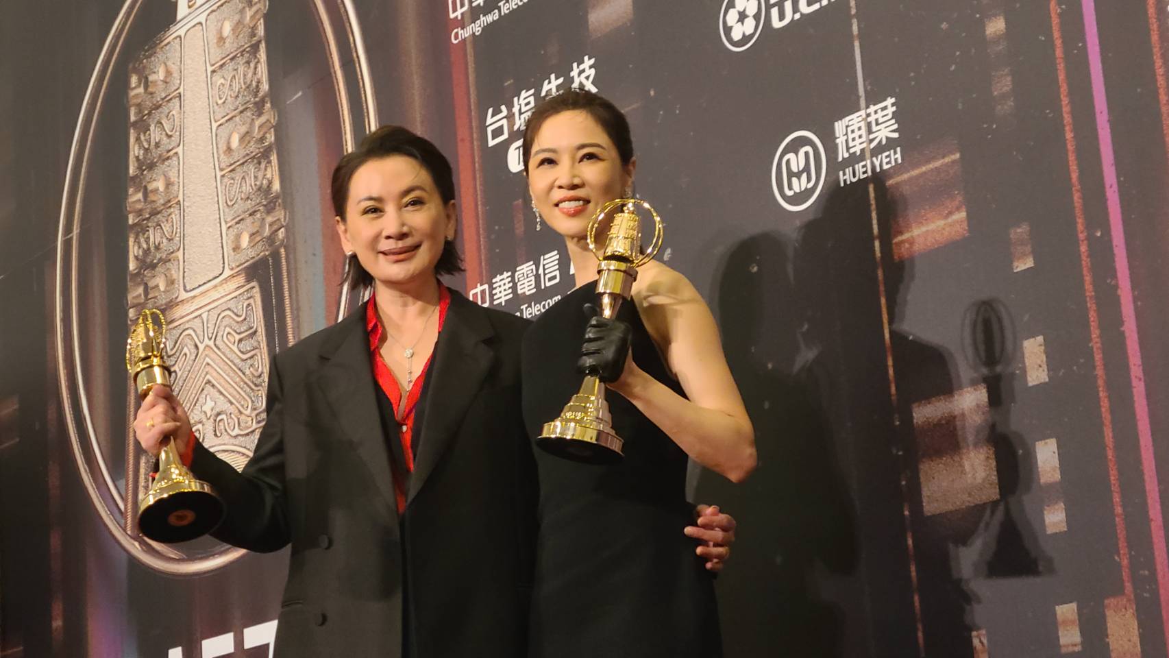 陳亞蘭(左)和謝盈萱分別得到金鐘獎戲劇節目男女主角獎。(江昭倫 攝)